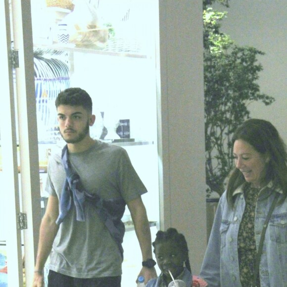 Tênis Adidas usado por Títi é do modelo SuperStar