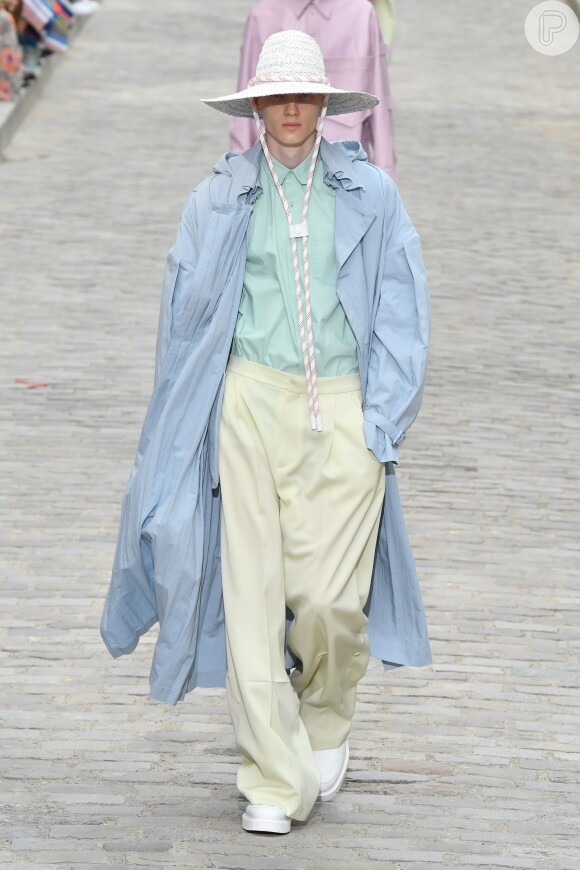 As cores clarinhas da próxima estação: look em candy colours da passarela masculina da Louis Vuitton
