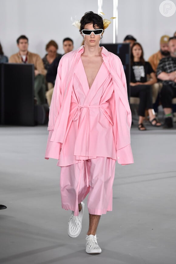 Cor de rosa clarinho na passarela masculina da Loewe na semana de moda masculina de Paris