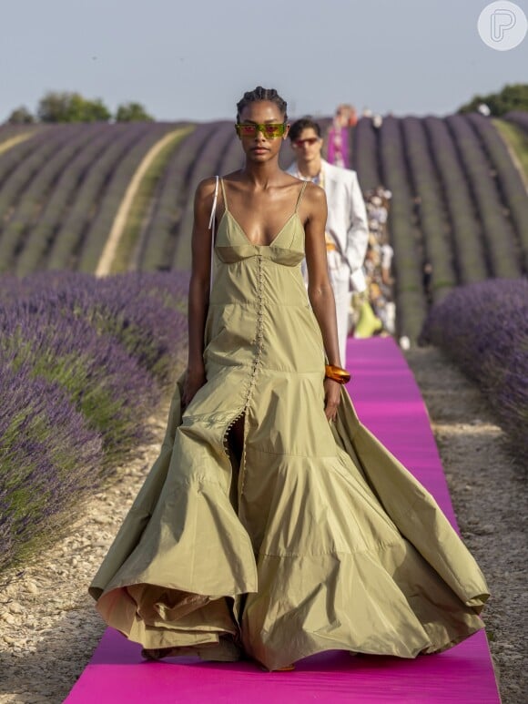 Desfile da Jacquemus na França: vestido longo em tom de verde-menta