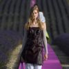 Desfile da Jacquemus na França: vestido em couro sobre calça no look Jacquemus