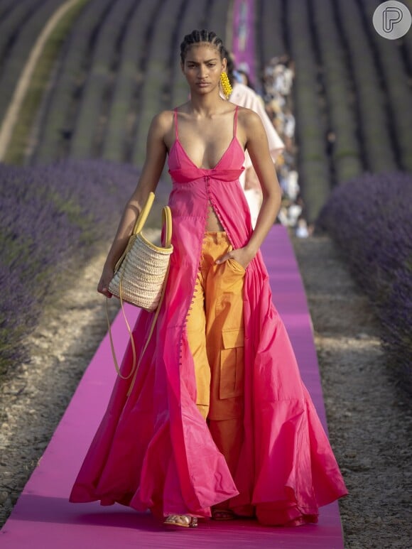Desfile da Jacquemus na França: a calça cargo laranja foi misturada ao vestido longo