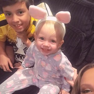 Filha de Eliana, Manuela roubou a cena ao aparecer de pijaminha ao lado da mãe e do irmão, Arthur