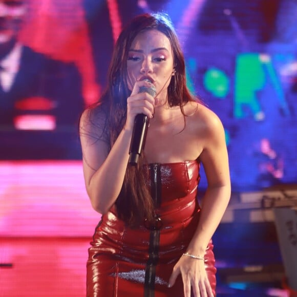 A ex-'The Voice' Samara brilhou com sua estreia à frente da banda Colher de Pau no São João de Amargosa, na Bahia