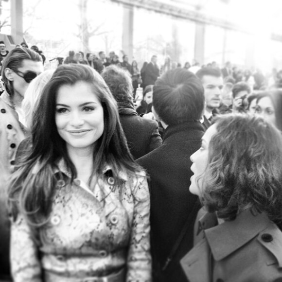 Alinne Moraes curte férias em Londres, na Inglaterra, ao lado do namorado, o cineasta Mauro Lima, e se encontra com a atriz Alice Braga no desfile da grife Burberry na Semana de Moda de Londres, em 18 de fevereiro de 2013