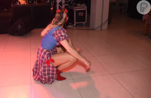 Lívia Andrade dançou até o chão em sua festa de aniversário