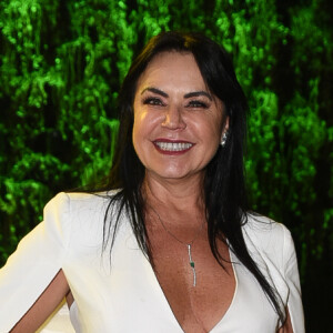 Lívia Andrade recebeu a jurada Flor em seu aniversário