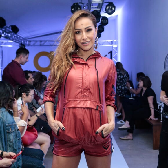 'Minha nutróloga disse que meu corpo vai voltar, que era para curtir a gravidez e o pós-parto. Sempre fui uma pessoa muito bem resolvida com meu corpo. Estou nem aí', afirmou Sabrina Sato