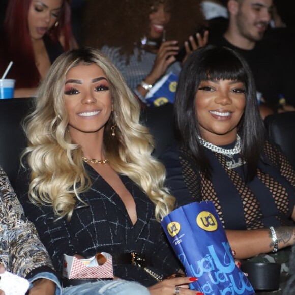 Ludmilla e Brunna Gonçalves chamam atenção com anéis iguais em festa