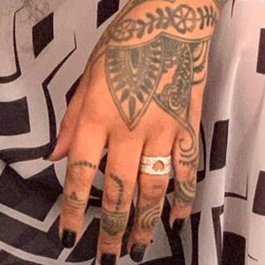 Anel usado por Ludmilla e namorada é prata e possui um coração vazado no centro