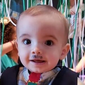 Filho de Milena Toscano, João Pedro, de 9 meses, esbanjou fofura ao surgir com look junino e bigodinho de caipira em festa