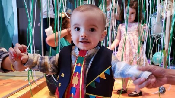 Filho de Milena Toscano, João Pedro, de 9 meses, esbanjou fofura ao surgir com look junino e bigodinho de caipira em festa
