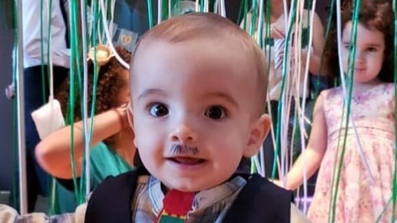 Filho de Milena Toscano surge de bigodinho de caipira em festa junina: 'Fofo'