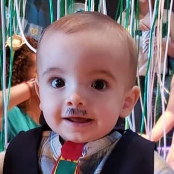 Filho de Milena Toscano, João Pedro, de 9 meses, esbanjou fofura ao surgir com look junino e bigodinho de caipira em festa