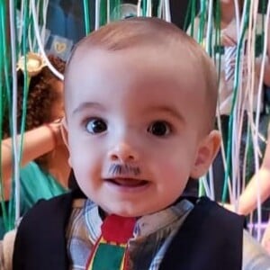 Filho de Milena Toscano, João Pedro, de 9 meses, esbanjou fofura ao surgir com look junino e bigodinho de caipira em festa: 'Está demais!'