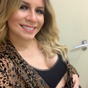 Grávida, Marilia Mendonça apareceu acariciando a barriga em um clique no Instagram