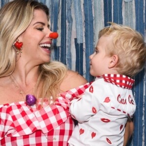 Karina Bacchi levou o filho, Enrico, de 1 ano, para festa junina beneficente