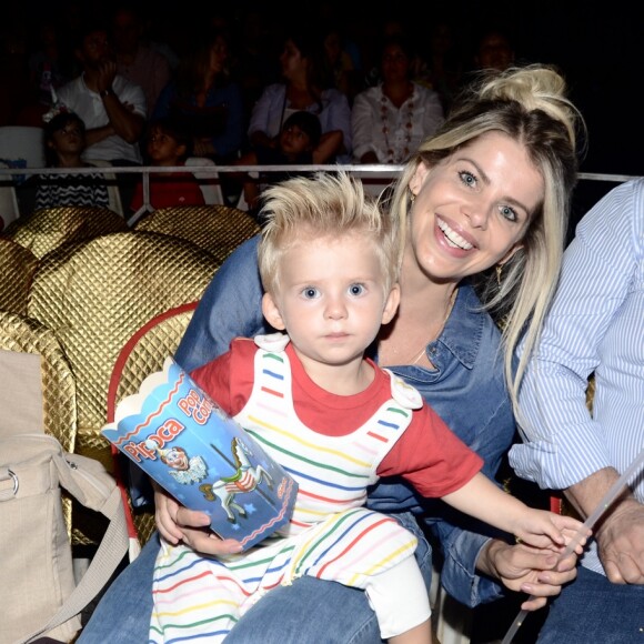 Karina Bacchi adiou os planos de gravidez por conta do filho, Enrico: 'Fase de colo'