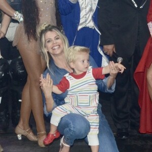 Filho de Karina Bacchi, Enrico dá um show de fofura em fotos com a mãe