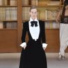 Desfile da alta-costura da Chanel, coleção de outono/inverno 2019/20. O look em preto e branco é clássico e passeia entre gêneros