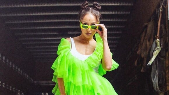 Sabrina Sato usa look verde neon e roupa diverte a filha, Zoe: 'De olho'. Vídeo!