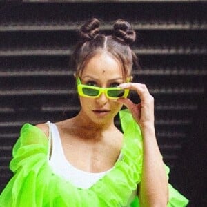 Sabrina Sato usou um vestido em tule verde neon vibrante com regata branca e jeans destroyed