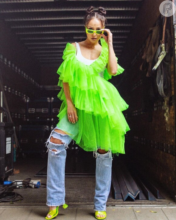 Sabrina Sato usou um vestido em tule verde neon vibrante com regata branca e jeans destroyed