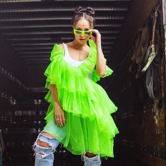 Sabrina Sato usou um vestido em tule verde neon vibrante com regata branca e jeans destroyed