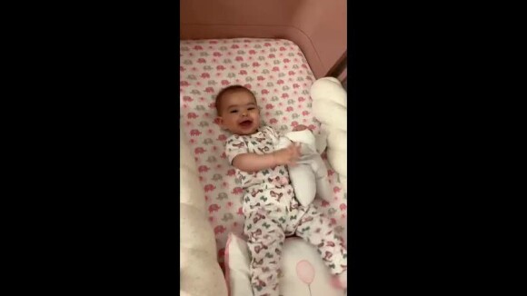 Duda Nagle filma a filha, Zoe, rindo antes de ir dormir