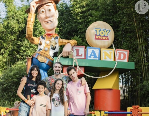Marcos Mion e Suzana Gulo não abrem mão de momentos em família: 'Temos momentos muito importantes pra nossa família dentro dos parques da Disney!'
