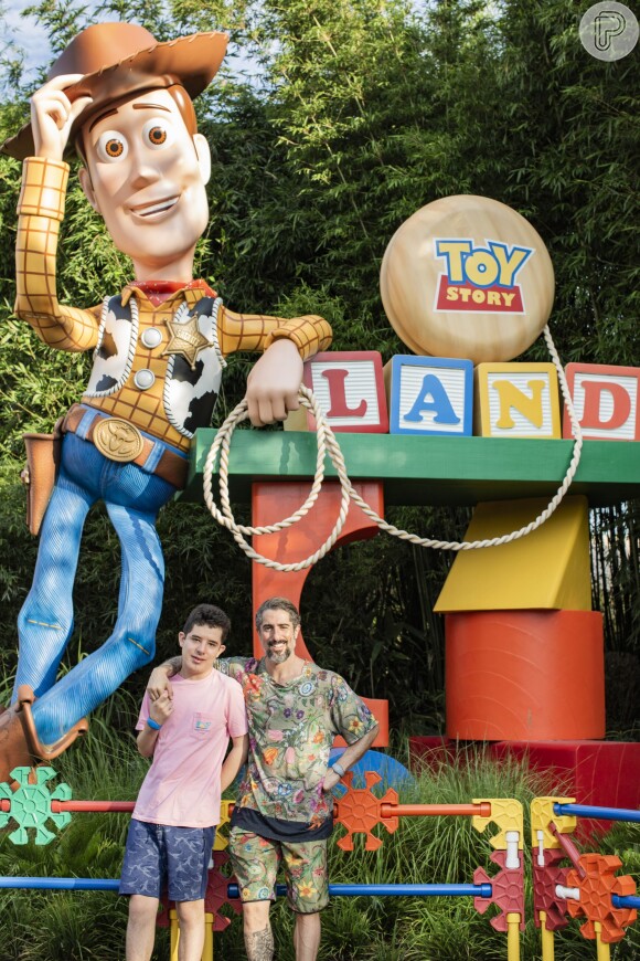 Marcos Mion posa com o filho Romeo em área temática do filme 'Toy Story'