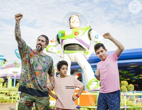 Marcos Mion faz pose divertida com os filhos, Stefano e Romeo