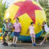 Marcos Mion e os filhos, Romeu, Stefano e Donatella, protagonizaram fotos divertidas na Disney