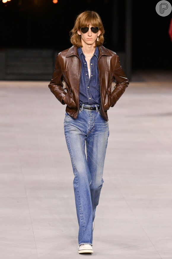 Jeans reto é tendência também na passarela masculina, mas o look é sem gênero. Da Celine