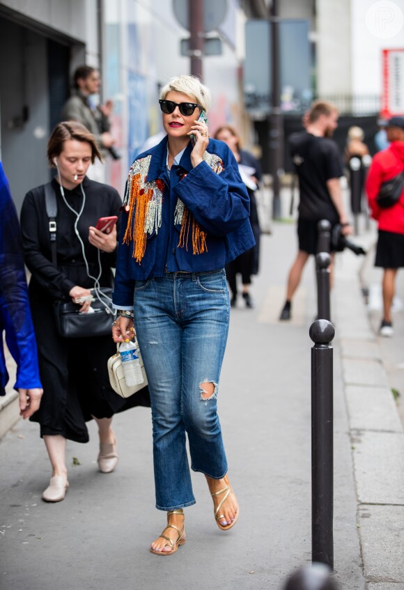 Elisa Nalin combinou seu jeans reto com rasteiras e jaqueta de franjas
