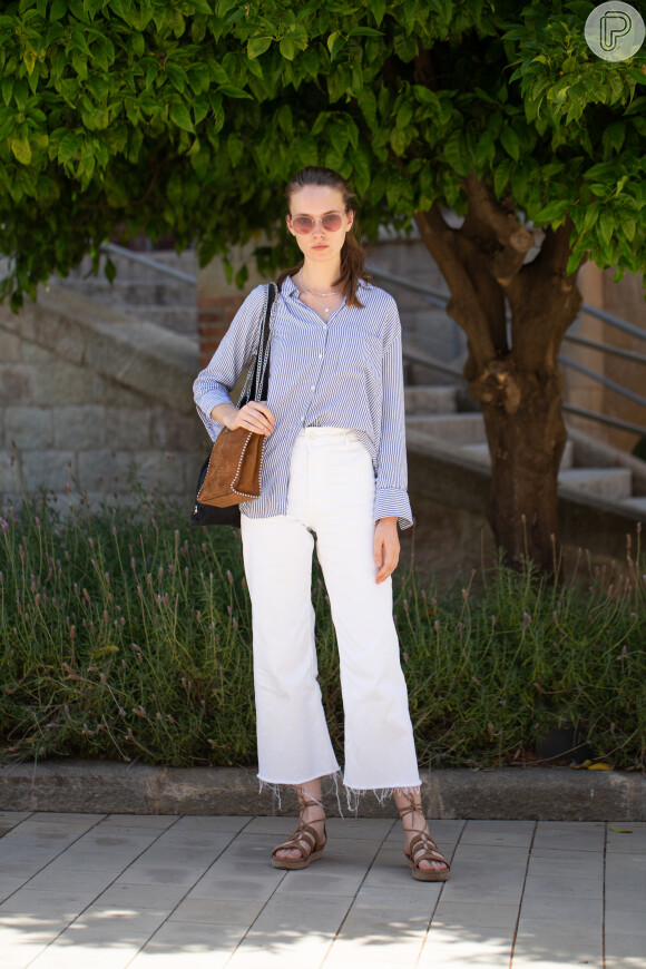 Calça jeans reta: cropped em jeans branco com camisa e rasteira é chique e casual