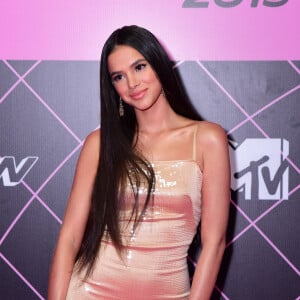 Bruna Marquezine chegou à premiação com um vestido Versace dourado