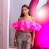 Bruna Marquezine usou um top com babados rosa fluor e calça prateada na festa após o prêmio