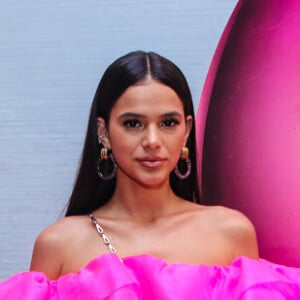 Troca de looks de Marquezine em prêmio gera comentário divertido de amiga