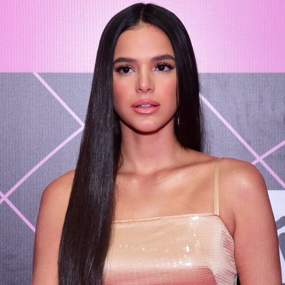 Bruna Marquezine usa iluminador corporal com partículas de brilho