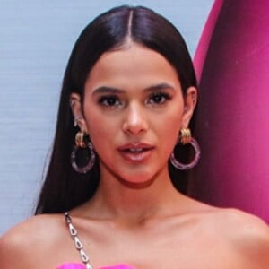 Bruna Marquezine revela truques de beleza e cogita empréstimo de bolsa para fã