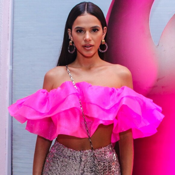 Bruna Marquezine revela truques de beleza e cogita empréstimo de bolsa para fã