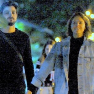 Agatha Moreira e Rodrigo Simas se beijam em noite com amigos neste sábado, dia 06 de julho de 2019