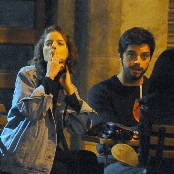 Agatha Moreira e Rodrigo Simas foram a um bar com os amigos neste sábado, dia 06 de julho de 2019