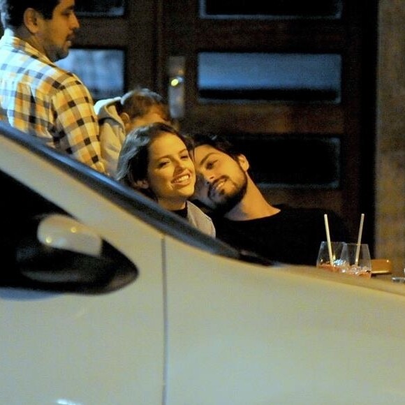 Agatha Moreira e Rodrigo Simas trocam olhares em noite com amigos neste sábado, dia 06 de julho de 2019