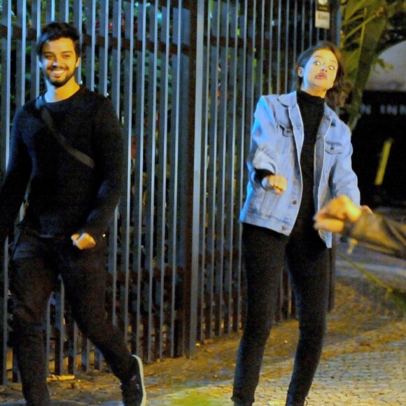 Agatha Moreira e Rodrigo Simas fazem brincadeiras com os amigos neste sábado, dia 06 de julho de 2019