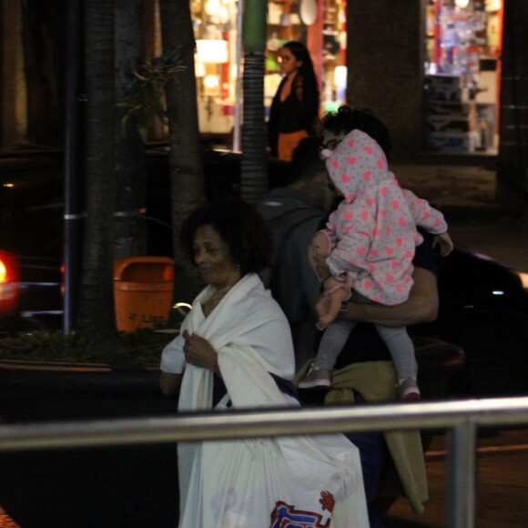 Filha de José Loreto, Bella usou roupa de poá cor de rosa no passeio