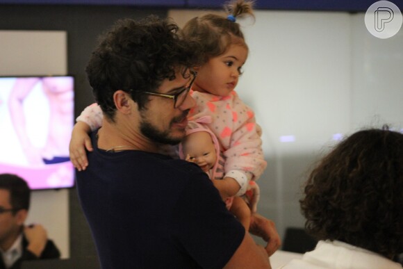 Bella, filha de José Loreto e Débora Nascimento, passou o dia na companhia do pai