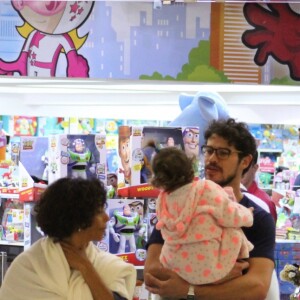 José Loreto entrou em loja de brinquedo com a filha, Bella, na zona sul do Rio de Janeiro