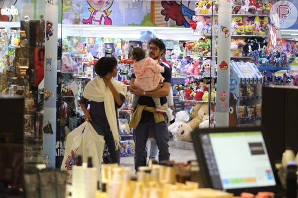 José Loreto entrou em loja de brinquedo com a filha, Bella, na zona sul do Rio de Janeiro